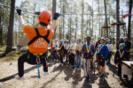 Skolklass aktivitet klättring på Upzone i Höghöjdsbanor