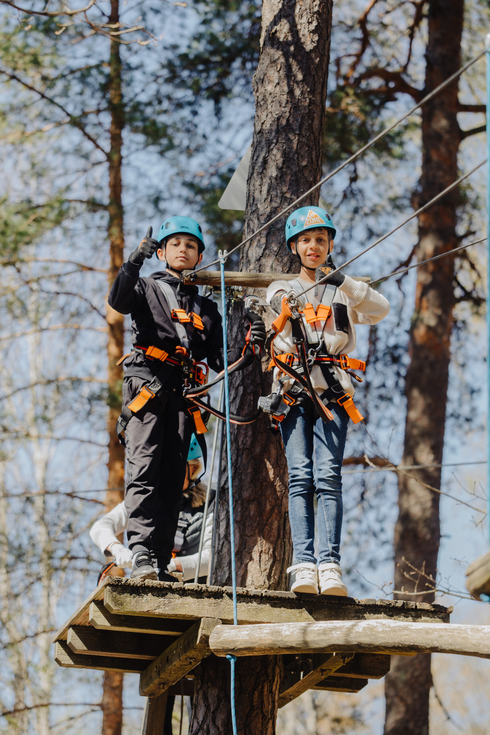 Barn som klättrar på Upzone Höghöjdsbana